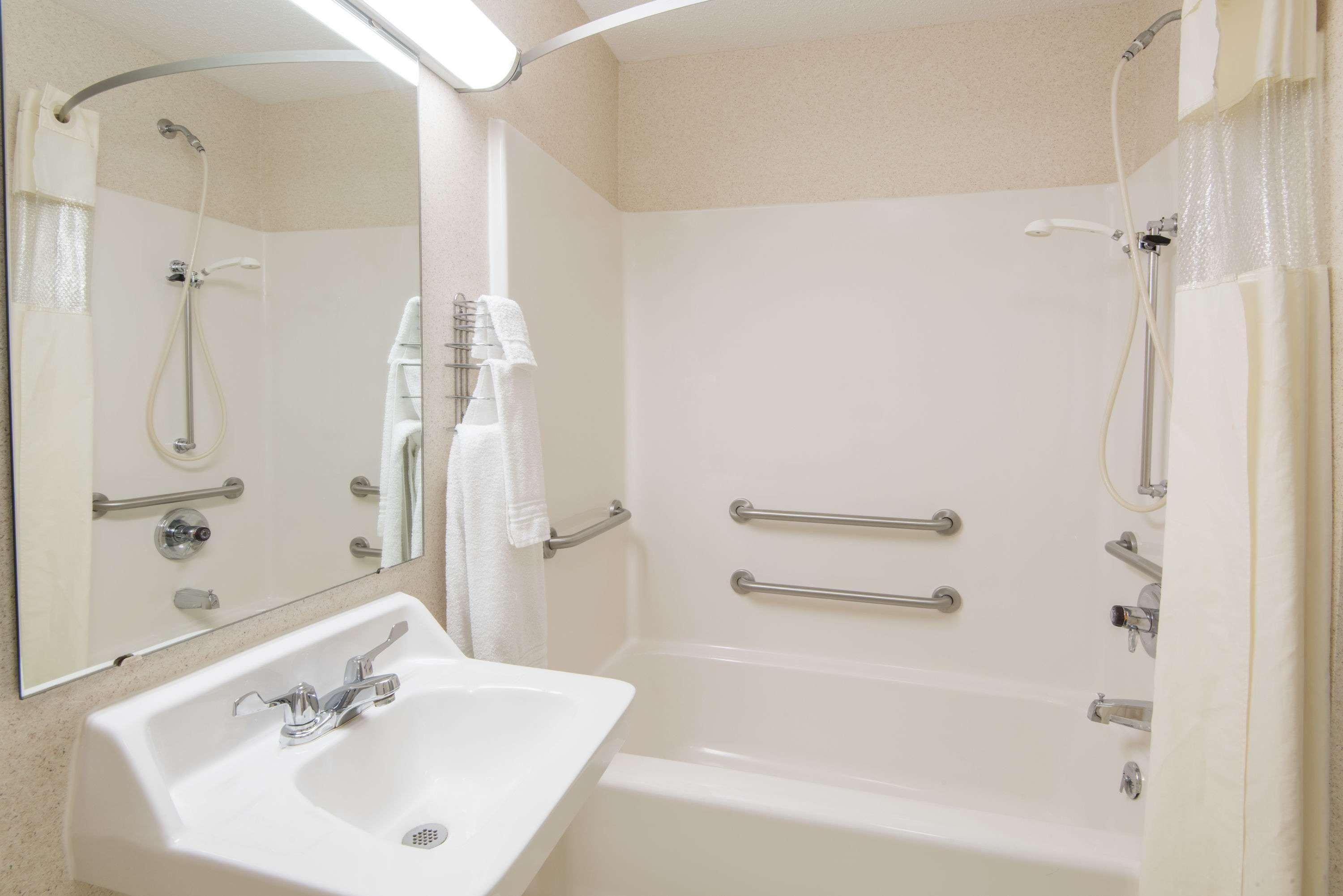 Days Inn By Wyndham Wooster Bagian luar foto